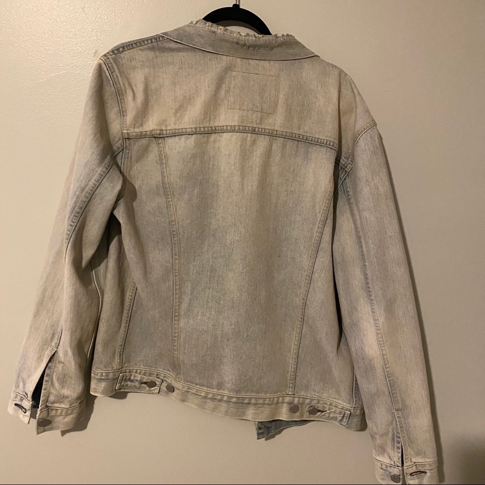Levi’s denim jacket (light wash) - Picture 3 of 9